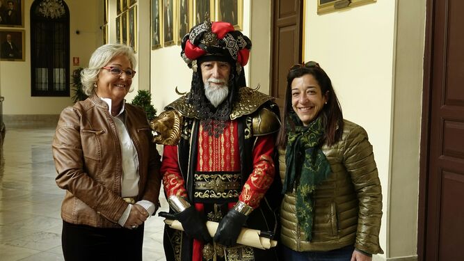La concejala de Fiestas, Teresa Porras, y la directora de área, Ana González, junto al emisario de los Reyes Magos.