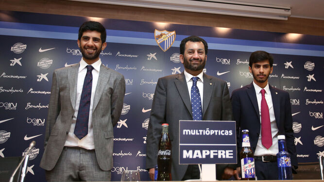 Abdullah Al Thani, presidente del Málaga, junto a sus hijos Nasser y Nayef, en la sala de prensa del estadio de La Rosaleda.