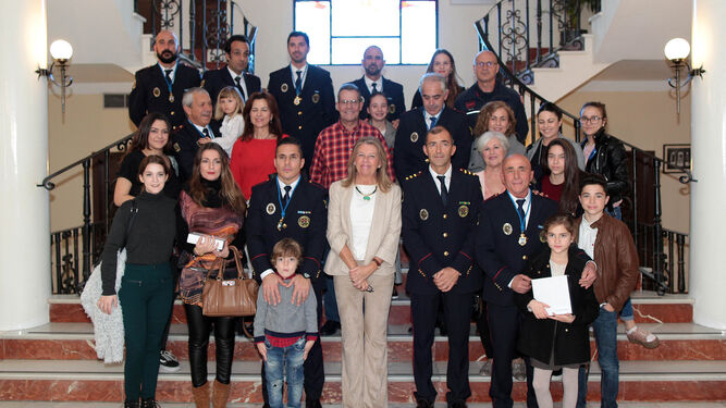 La alcaldesa, en el centro, junto a los bomberos que viajaron a Lesbos