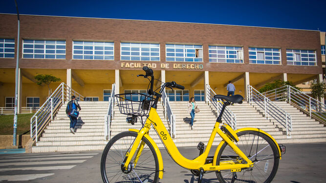 Una de las bicicletas de la plataforma ante la Facultad de Derecho.