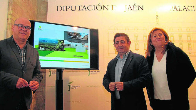 Francisco Reyes y Pilar Salazar (derecha) durante la presentación de la oferta de Jaén en Fitur.