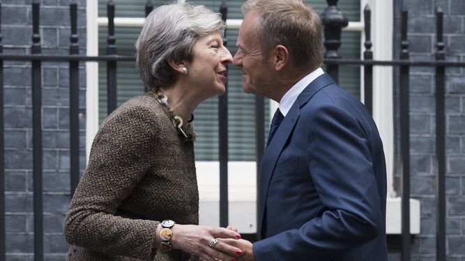 Theresa May  y Donald Tusk , a las puertas de Downing Street.