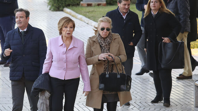 Celia Vilalobos, ayer junto a Carolina España, en el funeral de Garrido Moraga.