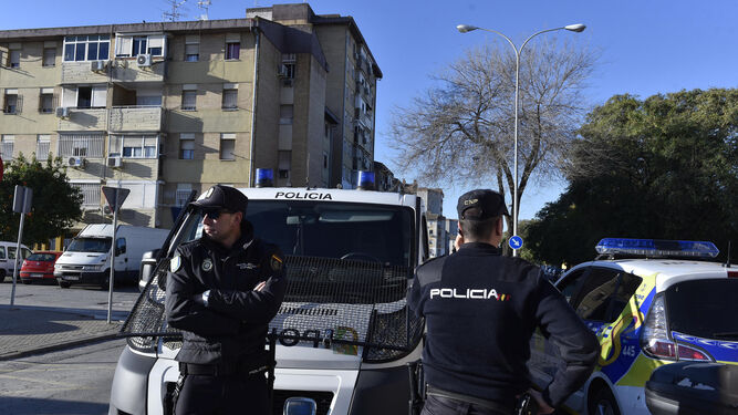 La Policía, que colaboró en la redada, mantenía ayer un dispositivo en el Polígono Sur de Sevilla poco después de los registros.