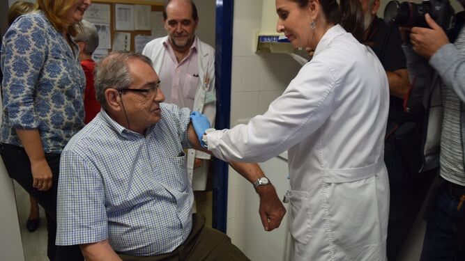 Un hombre se vacuna en el inicio de la campaña de la gripe.