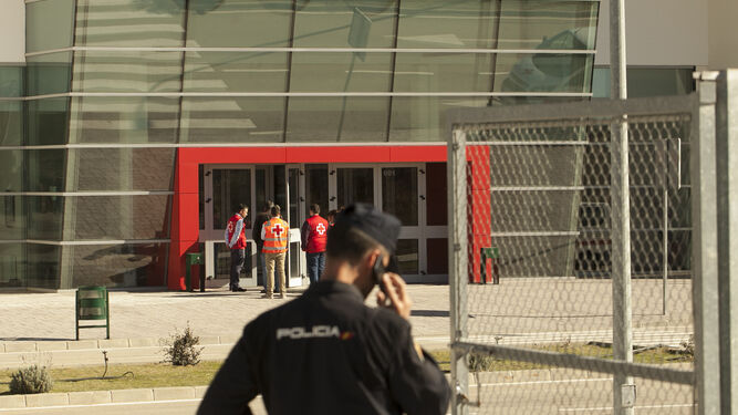 Un agente de la Policía Nacional en las instalaciones de la futura cárcel de Archidona mientras fue utilizada como CIE provisional.
