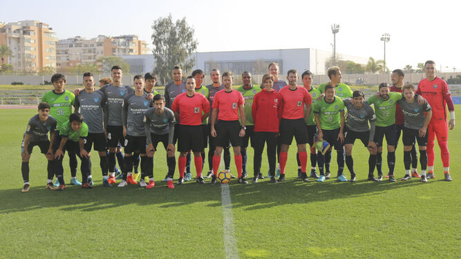 Los jugadores del Málaga y del Shonan Bellmare, en el Ciudad de Málaga antes de jugar.