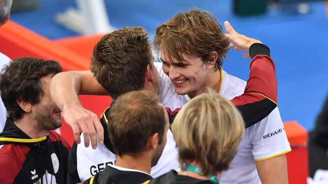El alemán Alexander Zverev es felicitado por su equipo tras ganar a De Miñaur.