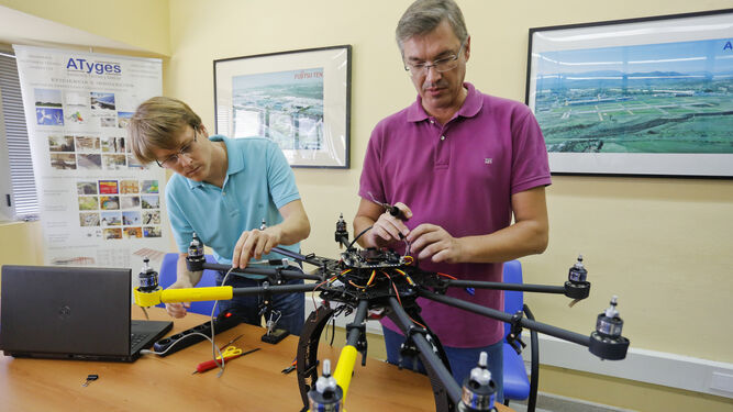 Federico Alva, a la izquierda, construye un dron junto a otro de los socios de Atyges.