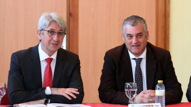 José Antonio Agüera junto con el consejero de Empleo, Javier Carnero, esta mañana en una reunión con Aiqbe.