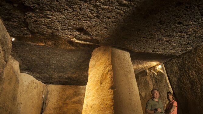 Visitantes en el dolmen de Menga, situado cerca del casco urbano antequerano.