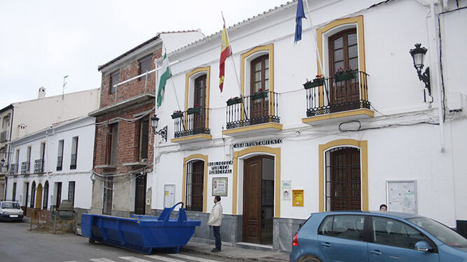 Vista del Ayuntamiento de Cuevas del Becerro.