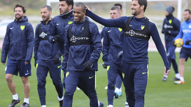 Adrián y Rolan bromean en un entrenamiento del Málaga esta semana.