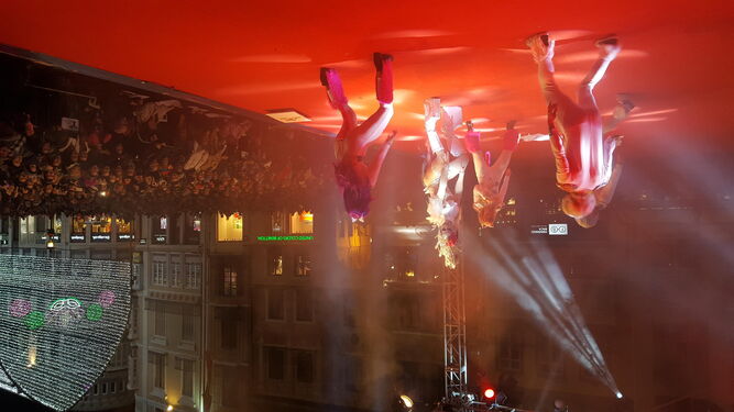 La drag Shayla 007 realiza su espectáculo 'Thalión, el último de su especie' en el escenario de la plaza de la Constitución.
