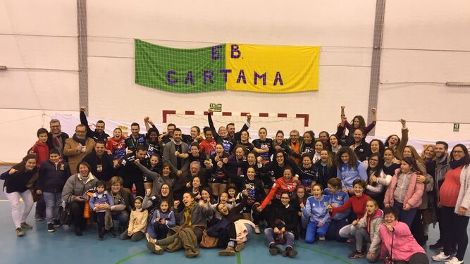 Jugadoras, directivos y familiares celebran el triunfo en Cártama.