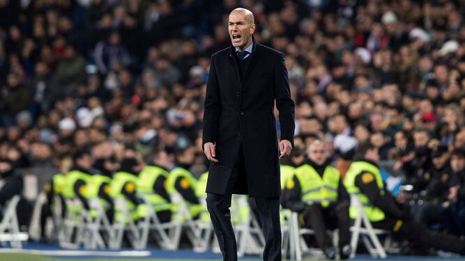 Zidane da instrucciones a sus jugadores durante el encuentro del Real Madrid frente a la Real Sociedad.