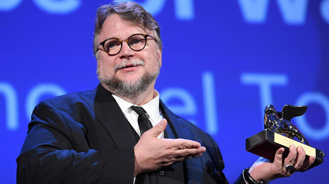 Guillermo del Toro, con el León de Oro ganado en el Festival de Venecia.