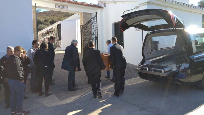 Familiares y vecinos despiden a la mujer asesinada en La Viñuela.