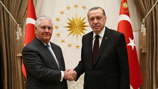 Tillerson (izqda.) saluda a Erdogan durante su reunión de ayer en Ankara.