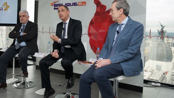 Vicente Arrarte Esteban, cardiólogo del Hospital General de Alicante; Gustavo Vitale, de AstraZeneca España y Manuel Anguita, presidente de la SEC.