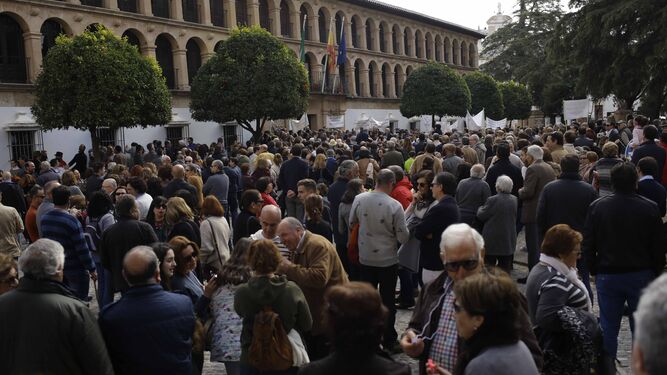 Los manifestantes se concentraron a las puertas del Ayuntamiento de Ronda, lugar elegido como final de la manifestación.