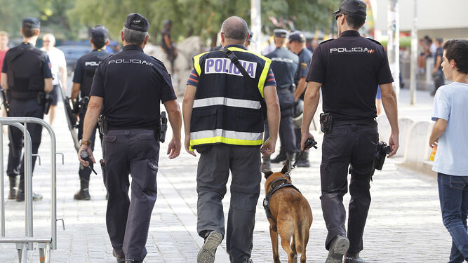 Agentes de la Policía Nacional patrullan los exteriores del Ramón Sánchez -Pizjuán.