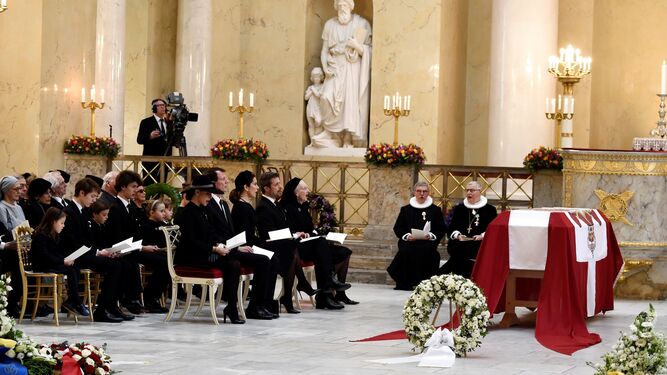 La familia real danesa, en el funeral de ayer.