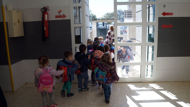 Un grupo de alumnos sale del centro por la puerta trasera de la Escuela Infantil.