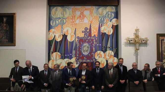 Hermanos mayores, autoridades y cofrades, en la presentación de 'La Saeta' ante uno de los murales de Eugenio Chicano.
