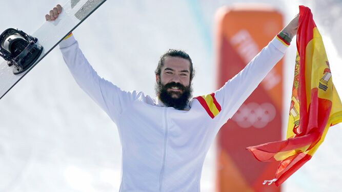El español Regino  Hernández ondea una bandera española tras lograr el bronce