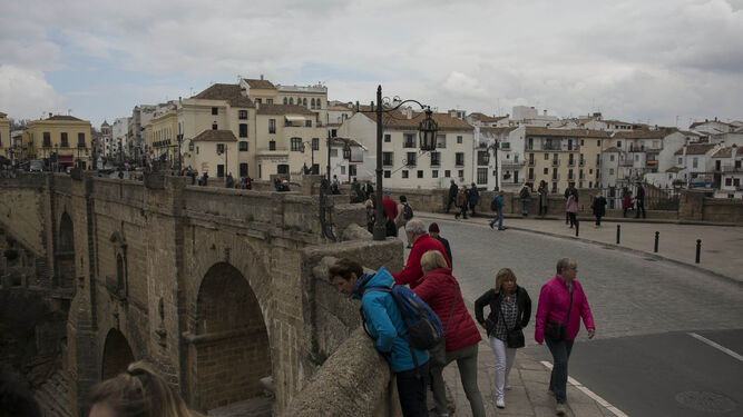 El Puente Nuevo de Ronda es una de las principales arterias de la ciudad en la que confluyen circulación elevada y muchos visitantes.