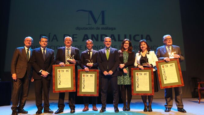 Los premiados posan con Francisco de la Torre; el delegado del Gobierno en Andalucía, Antonio Sanz; Elías Bendodo y la delegada de Cultura, Monsalud Bautista.
