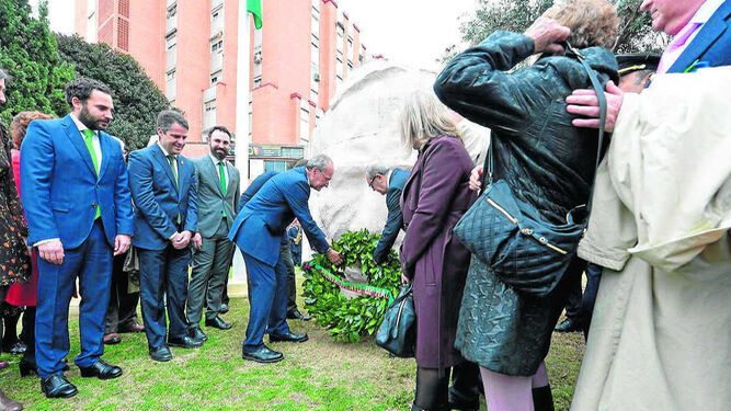 Francisco de la Torre y el poeta Francisco Ruiz Noguera colocan la corona de flores sobre la estatua de Blas Infante.