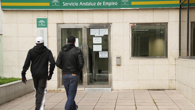 Dos desempleados, a la entrada de una oficina del SAE.