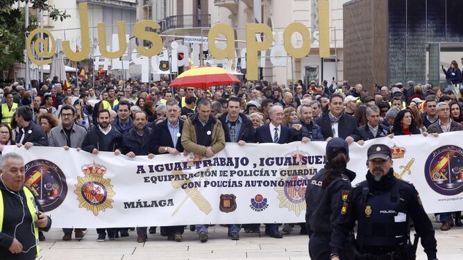 En la cabecera, representantes de las distintas fuerzas políticas y, entre otros, el alcalde de Málaga.