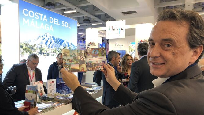 El alcalde de Torremolinos, José Ortiz, con el nuevo folleto.