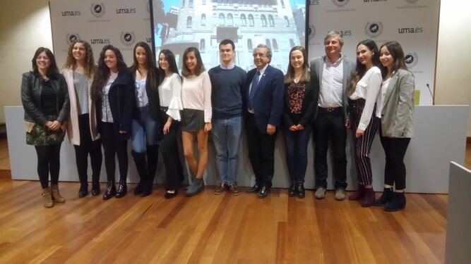 Las jóvenes premiadas posan para una foto junto al rector de la Universidad y el vicerrector de Estudiantes.