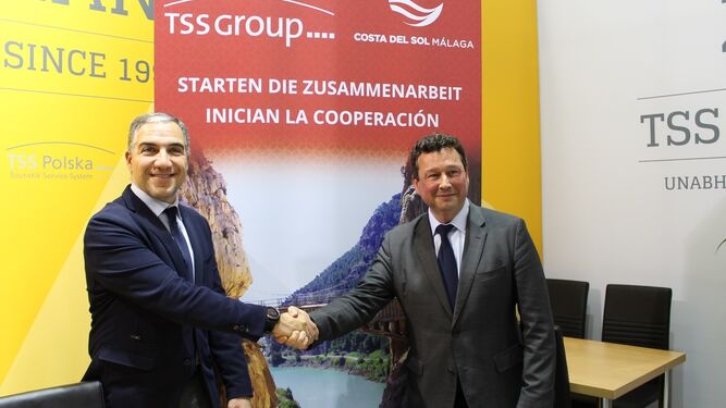 Elías Bendodo firma un acuerdo ayer con Manuel Molina, presidente de TSS Group.