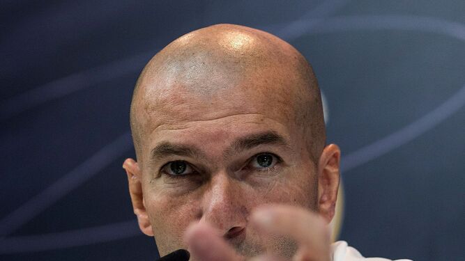 Zidane gesticula en la sala de prensa.