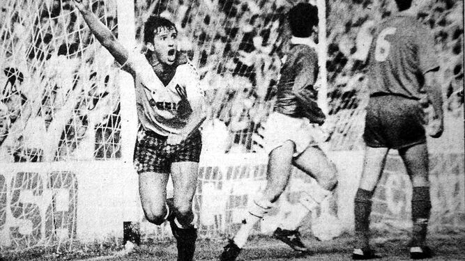 José González celebra, en 1991, un gol con el Cádiz al CD Málaga.
