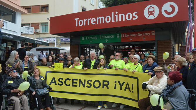 Vecinos e integrantes de la Plataforma Ciudadana Ascensor ¡Ya!, ayer en la entrada de la estación de tren de La Nogalera.