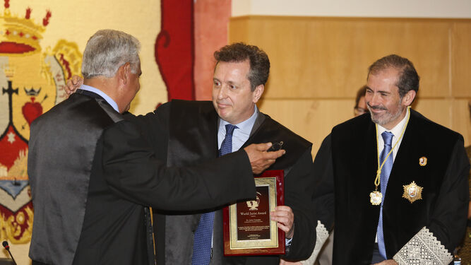 Javier Cremades recibe ayer el premio de manos de Franklin Hoet en Málaga.