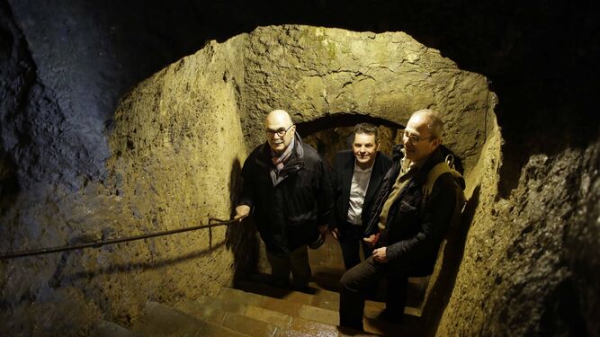 Jhoen Knie junto a dos de los investigadores que ayer visitaron la mina de la Casa del Rey Moro.