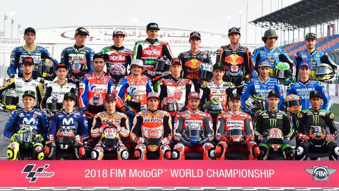 Los pilotos de MotoGP posan para una sesión fotográfica antes del Gran Premio de Catar.
