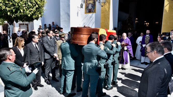 El féretro con los restos mortales del guardia civil Diego Díaz llega a la iglesia de Nuestra Señora de la Granada de Guillena.