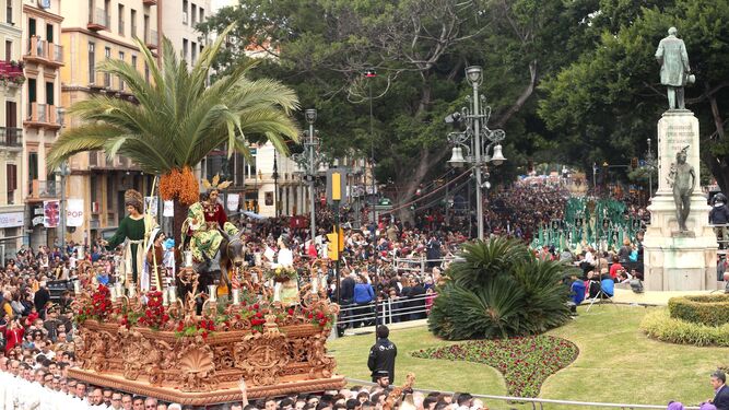 La procesión de la Pollinica en la capital antes de entrar a la calle Larios.