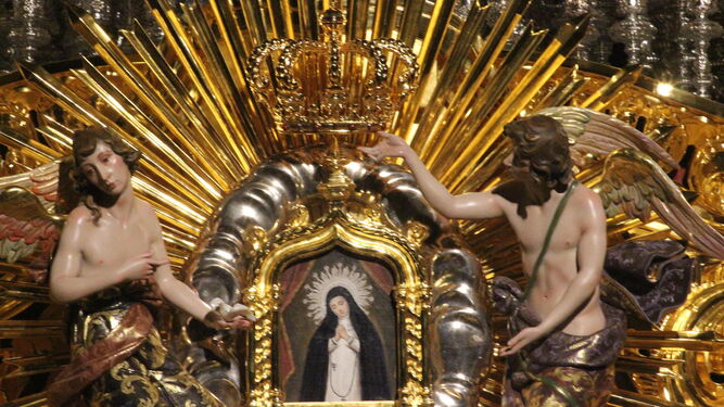 La Virgen de la Paloma preside el nuevo trono durante su presentación.