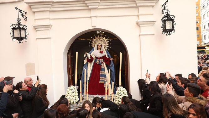 Hermanas de Zamarrilla portan el trono de la Virgen de la Amargura.