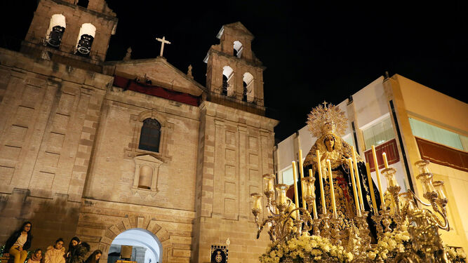 La Virgen del Gran Poder sale desde el interior de la parroquia del Carmen para recorrer El Perchel en su traslado.