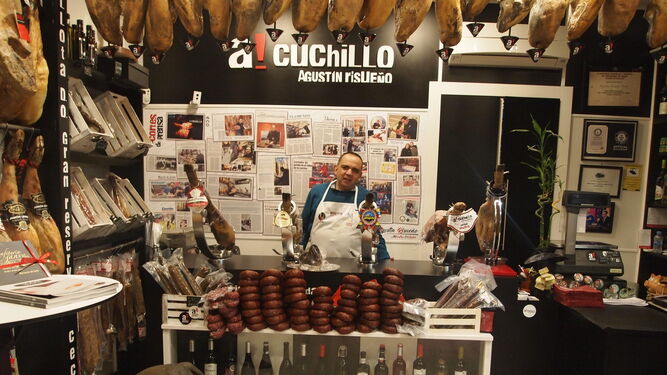Productos de calidad en 'A cuchillo' de Agustín Risueño en calle Cervantes.
